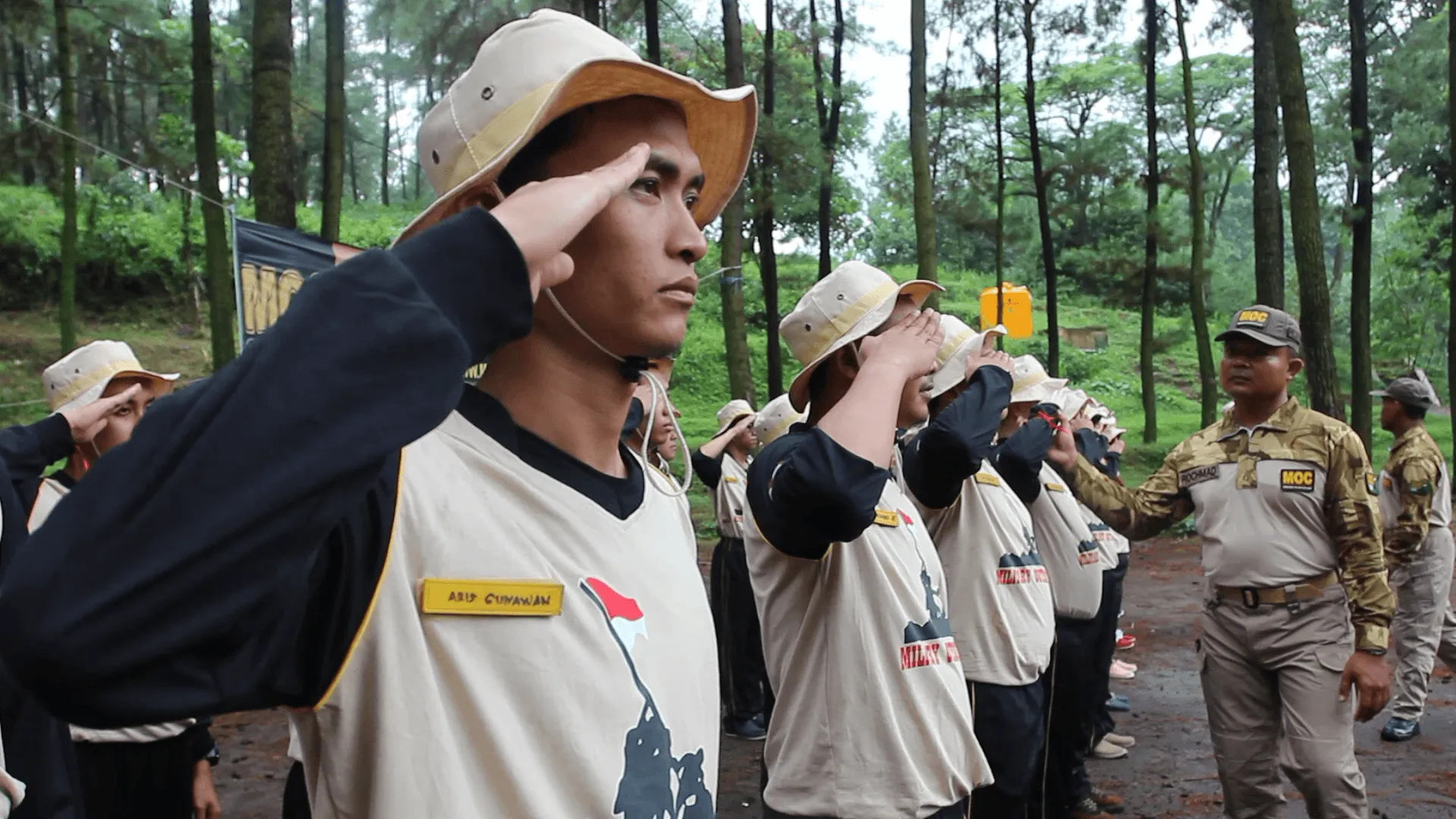 Peserta MOC memberi hormat dalam upacara pembukaan resmi militer