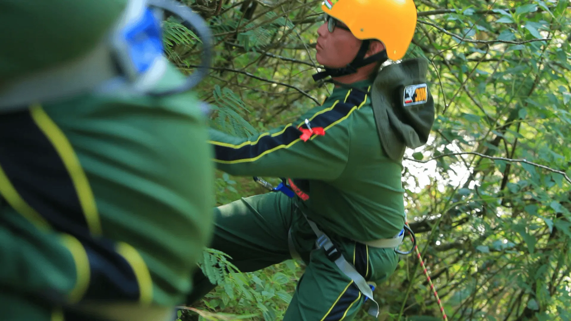 Peserta MOC melakukan rappelling di tebing hutan dipandu instruktur Marinir