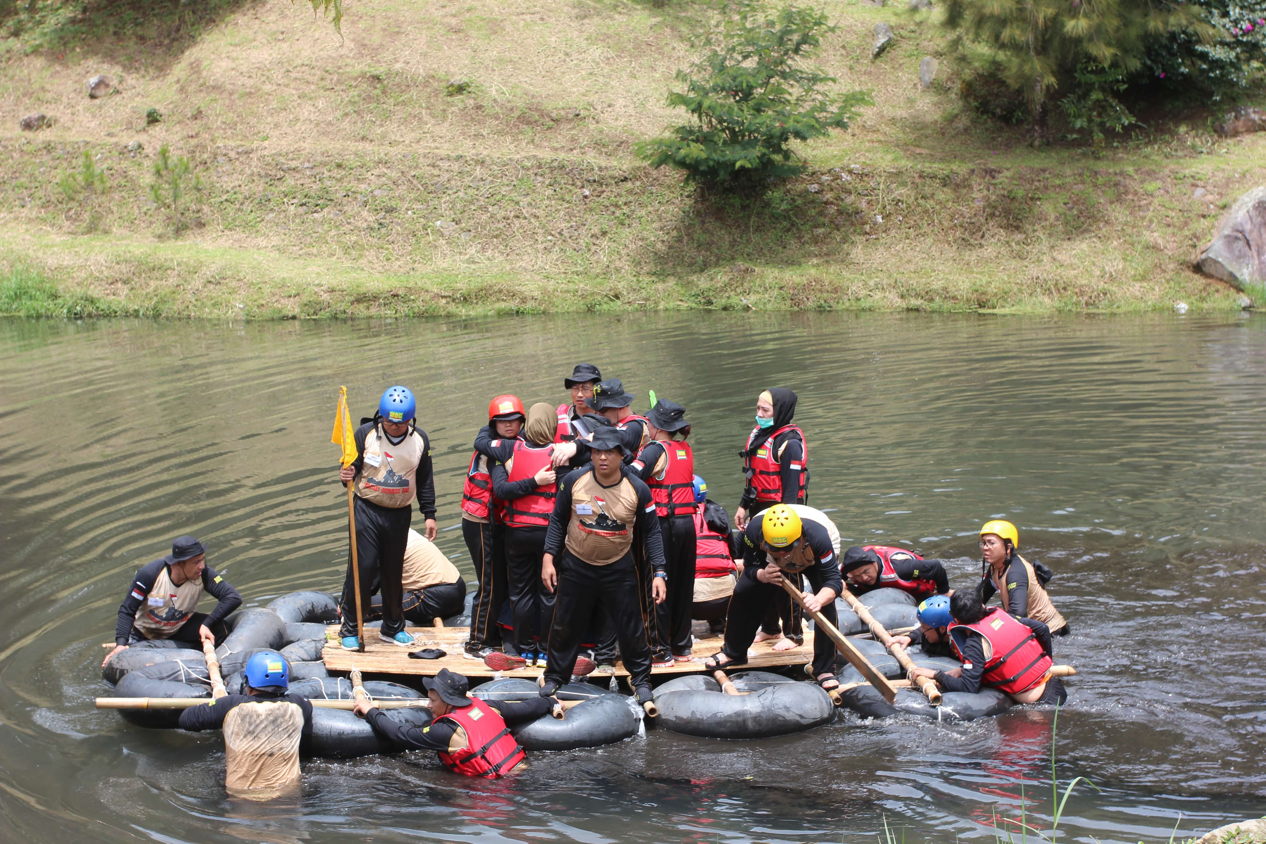 Peserta MOC mendayung rakit ban di danau saat eksersisi perahu karet